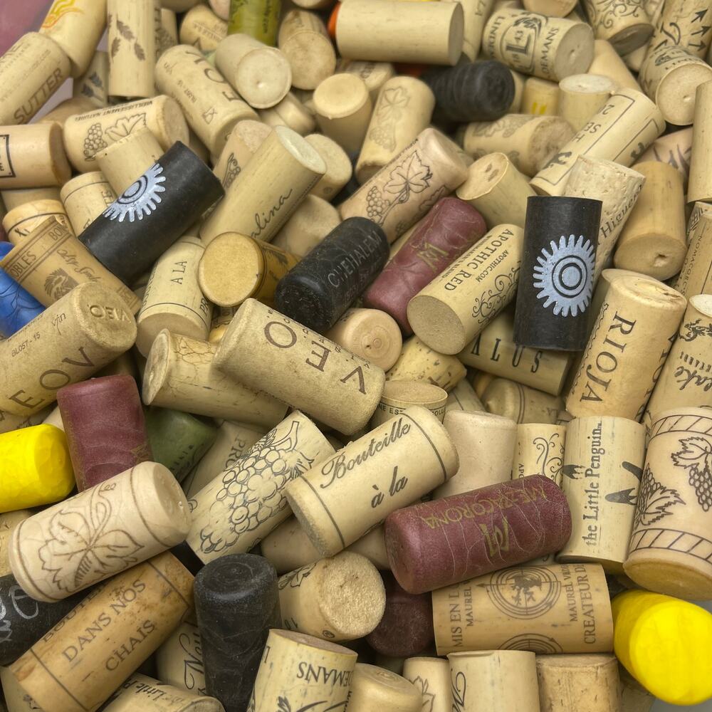 25 SYNTHETIC WINE BOTTLE CORKS Red White Nice Variety Crafting Wedding Recycled!